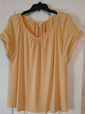 Cato's Short Sleeve Scoop Neck Top in Mustard Yellow -size Large